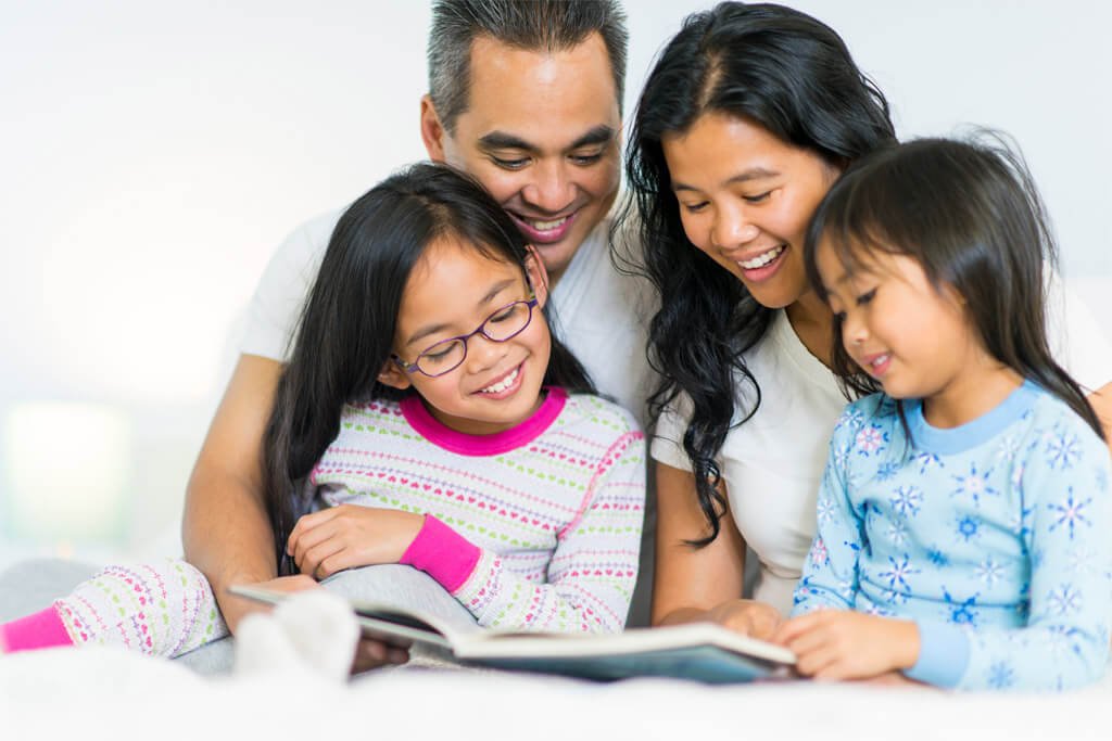 http://www.scholastic.com/content/dam/parents/migrated-assets/blogs/header-images-6/asian-family-reading-in-bed-ages4-7.jpg
