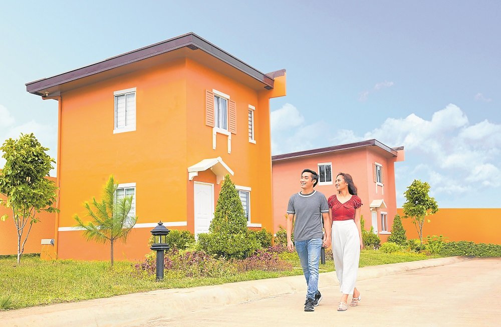 couple inside lessandra community