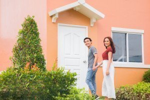 couple in front of lessandra house